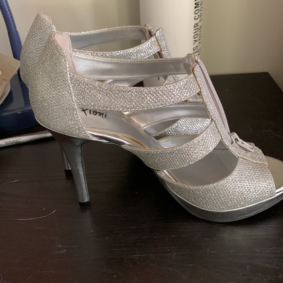 Girl high heal shoes - Picture 2 of 3